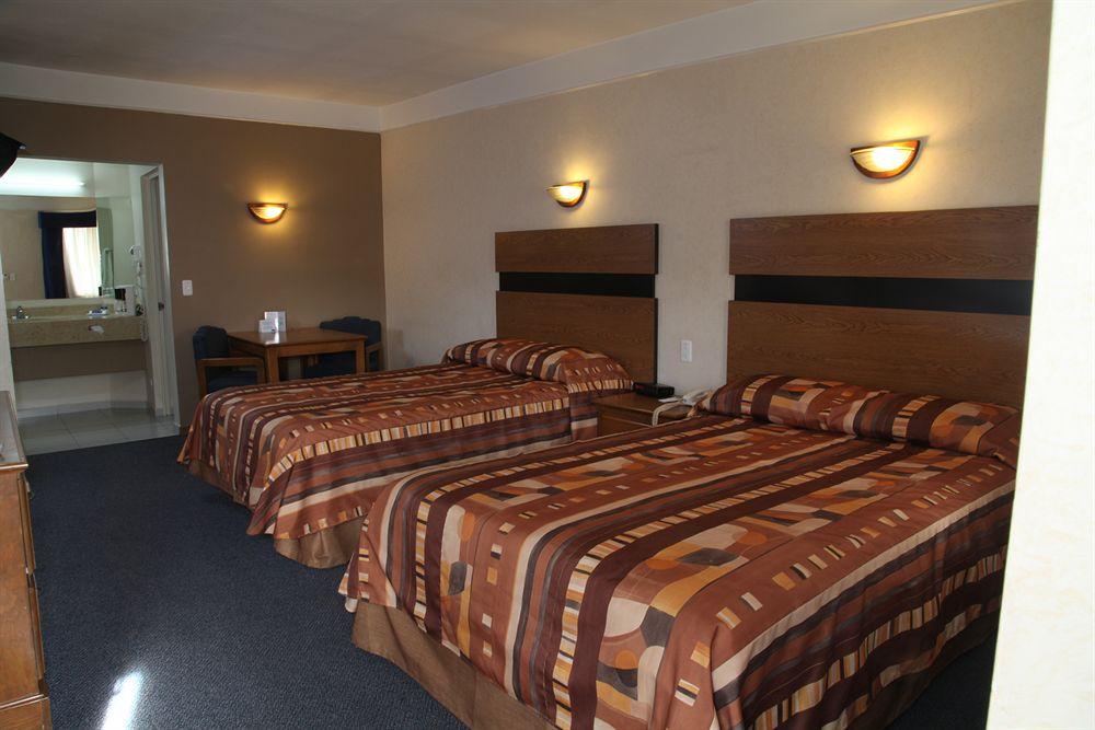 American Inn Hotel & Suites Parral Екстер'єр фото