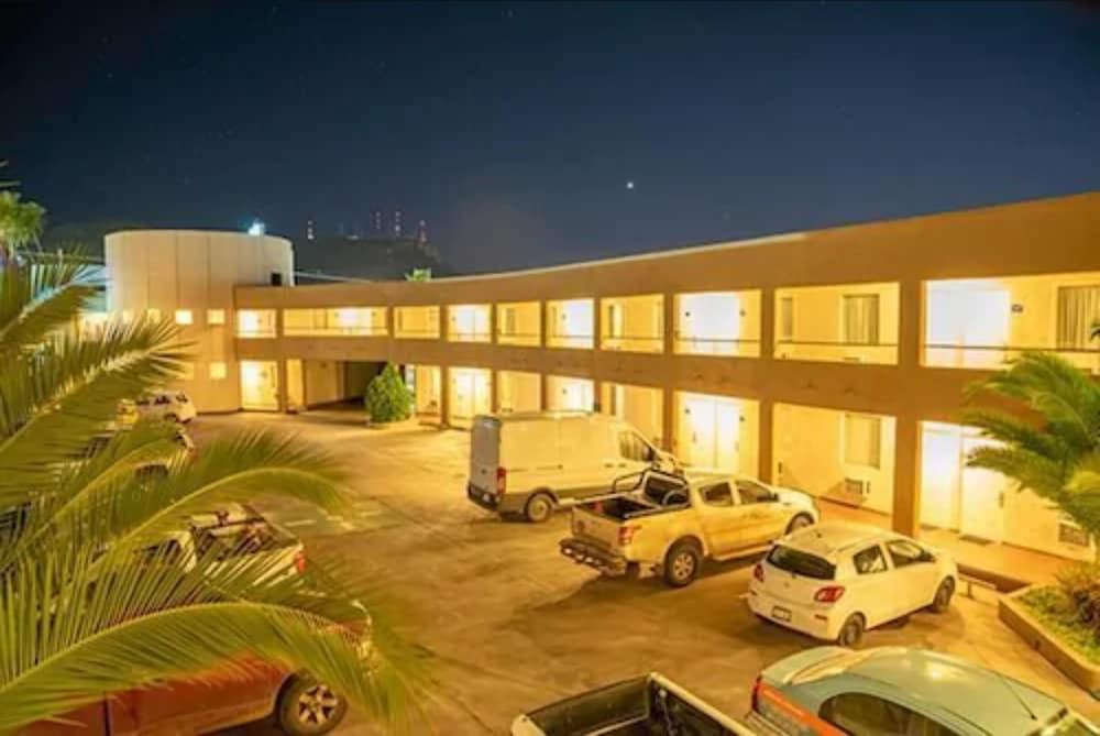 American Inn Hotel & Suites Parral Екстер'єр фото