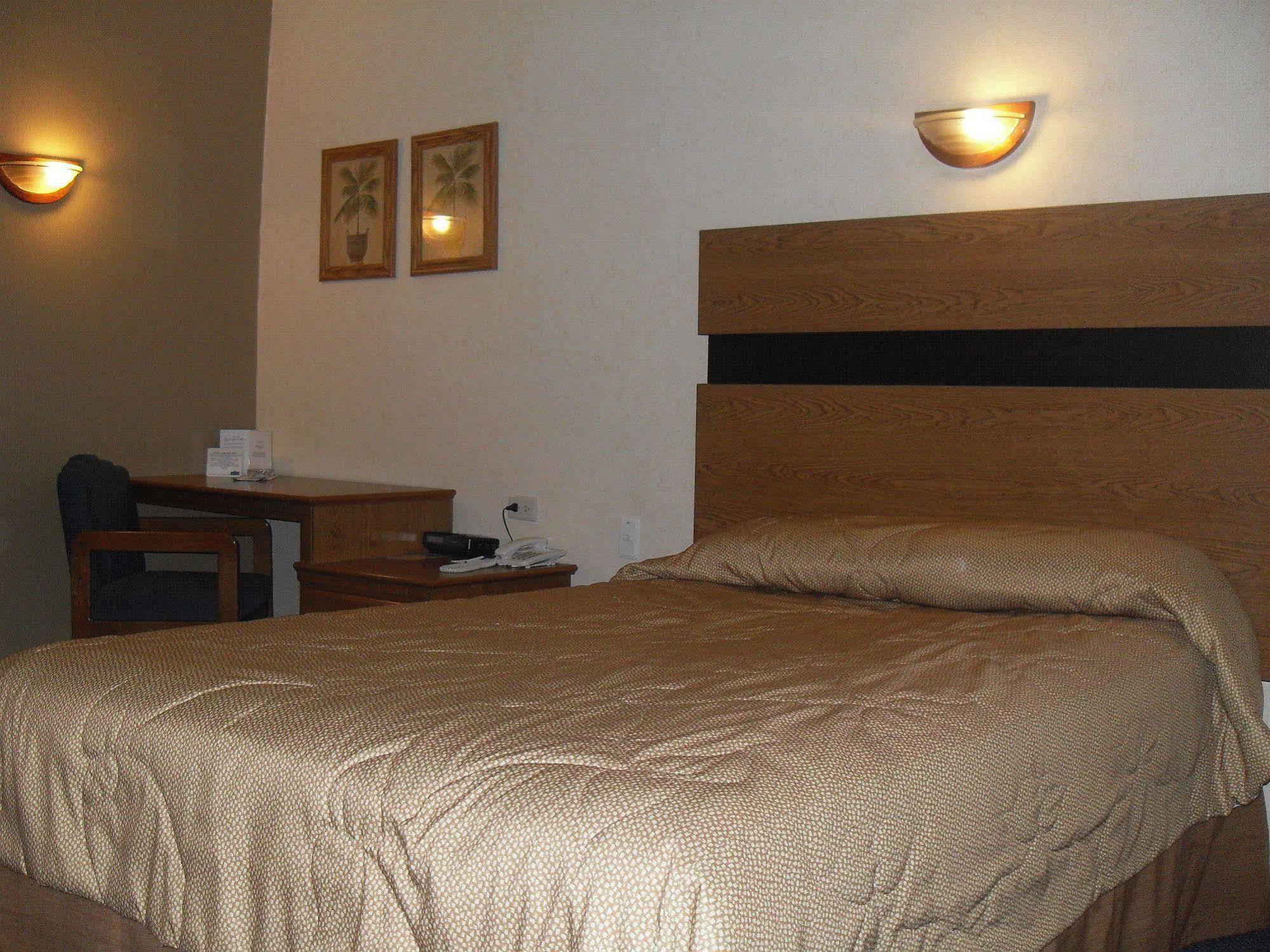 American Inn Hotel & Suites Parral Екстер'єр фото
