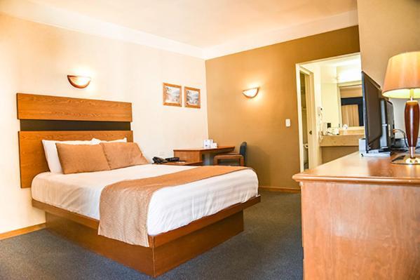 American Inn Hotel & Suites Parral Екстер'єр фото